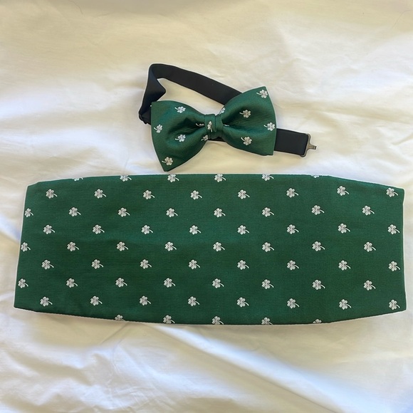 Classic Shamrocks Cummerbund and Bow Tie Set - Picture 1 of 1